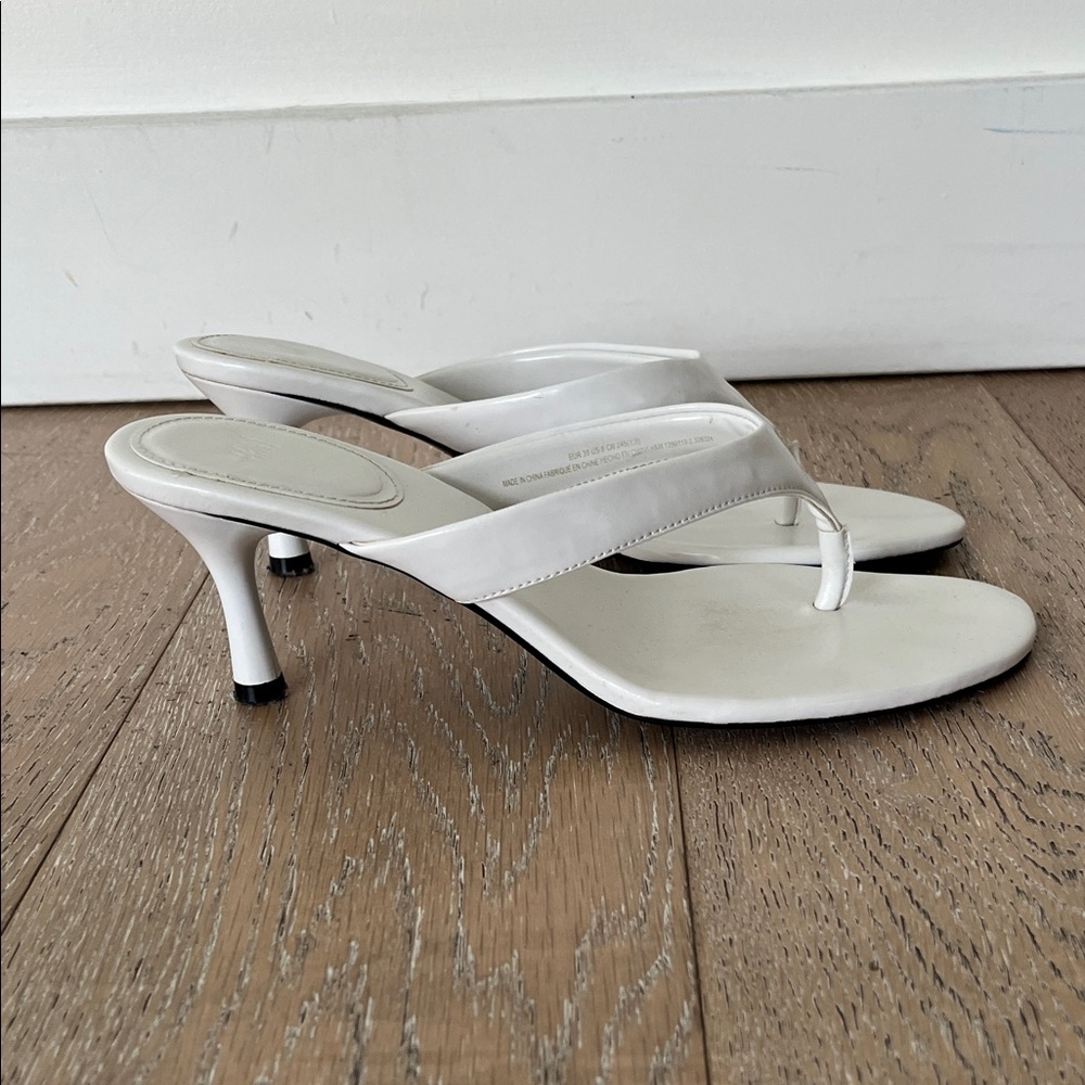 White Women's Thong Sandals - Minimal Slip-On Style